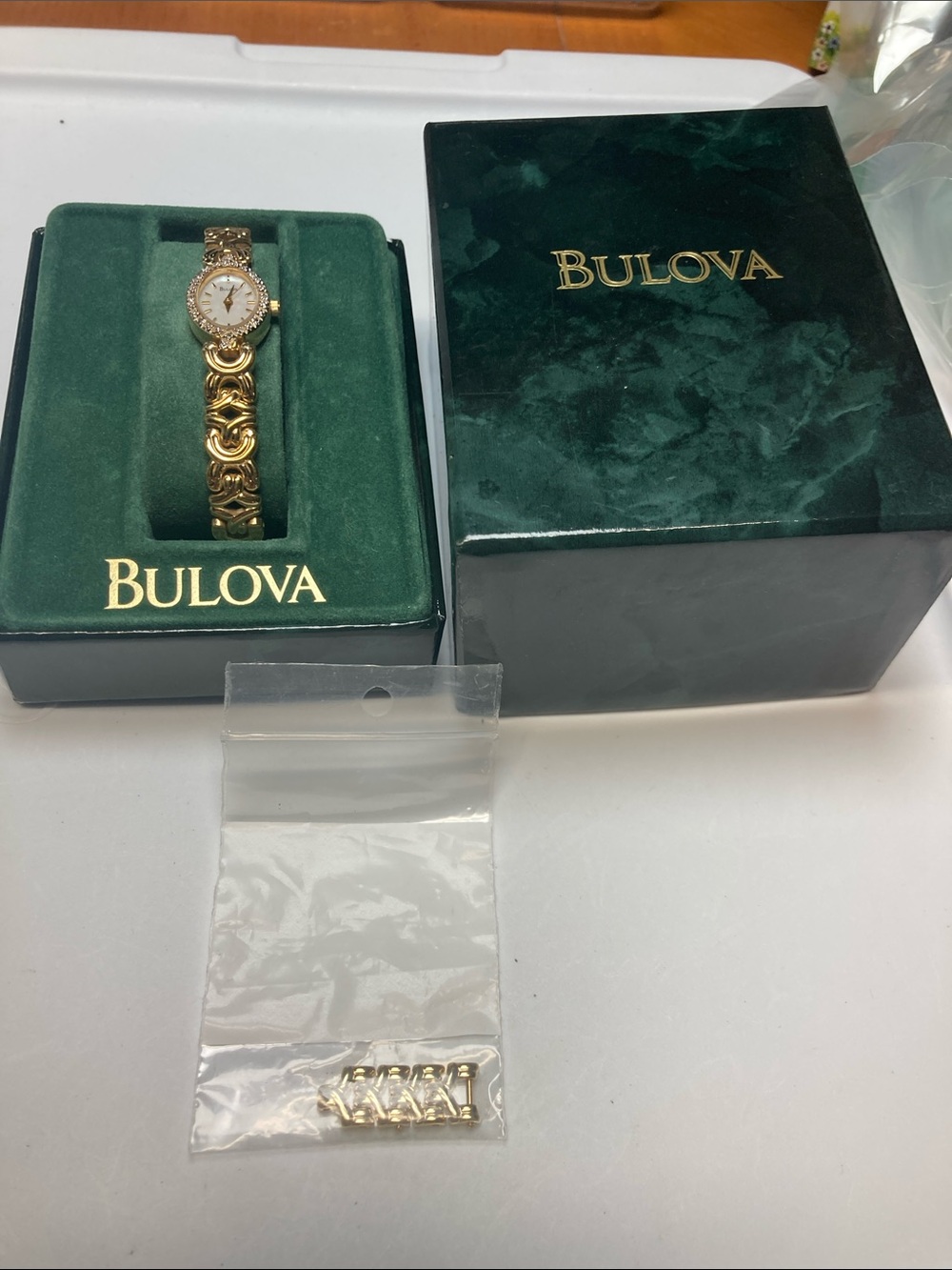 Vintage Bulova Gold Tone Ladies Bracelet Watch with shell dial, new battery - Picture 6 of 17